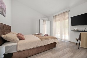 3 bedrooms, iron/ironing board, travel cot, free WiFi