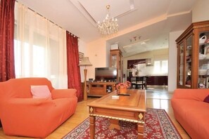 Smart TV - Chic and Stylish Kastel Novi Apartment with Pool - Five Bedroom Apartment With Pool (Kastel Novi)