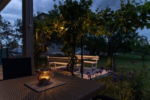Outdoor dining - Tranquil and Stylish Apartment Kastel Novi - Studio Apartment with Garden (Kastel Novi)