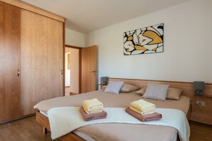 3 bedrooms, iron/ironing board, travel cot, free WiFi
