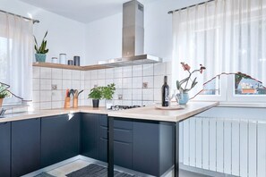 ثلاجة، ميكروويف، فرن، موقد طهي مسطح