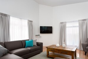 Smart-TV, Kamin, Bücher