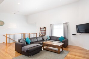 Smart-TV, Kamin, Bücher