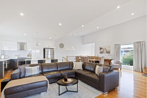 TV connectée, cheminée, livres