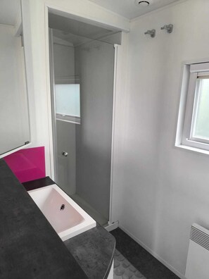 Shower, hair dryer, towels, soap - Chalet for 4, garden, TV + Netflix wifi in Laz (Laz)