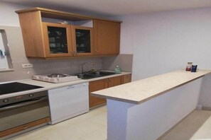 Fridge, oven, stovetop, dishwasher