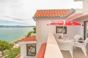 تناول الطعام بالخارج