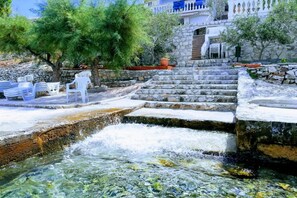 المنطقة المحيطة بالمنشأة