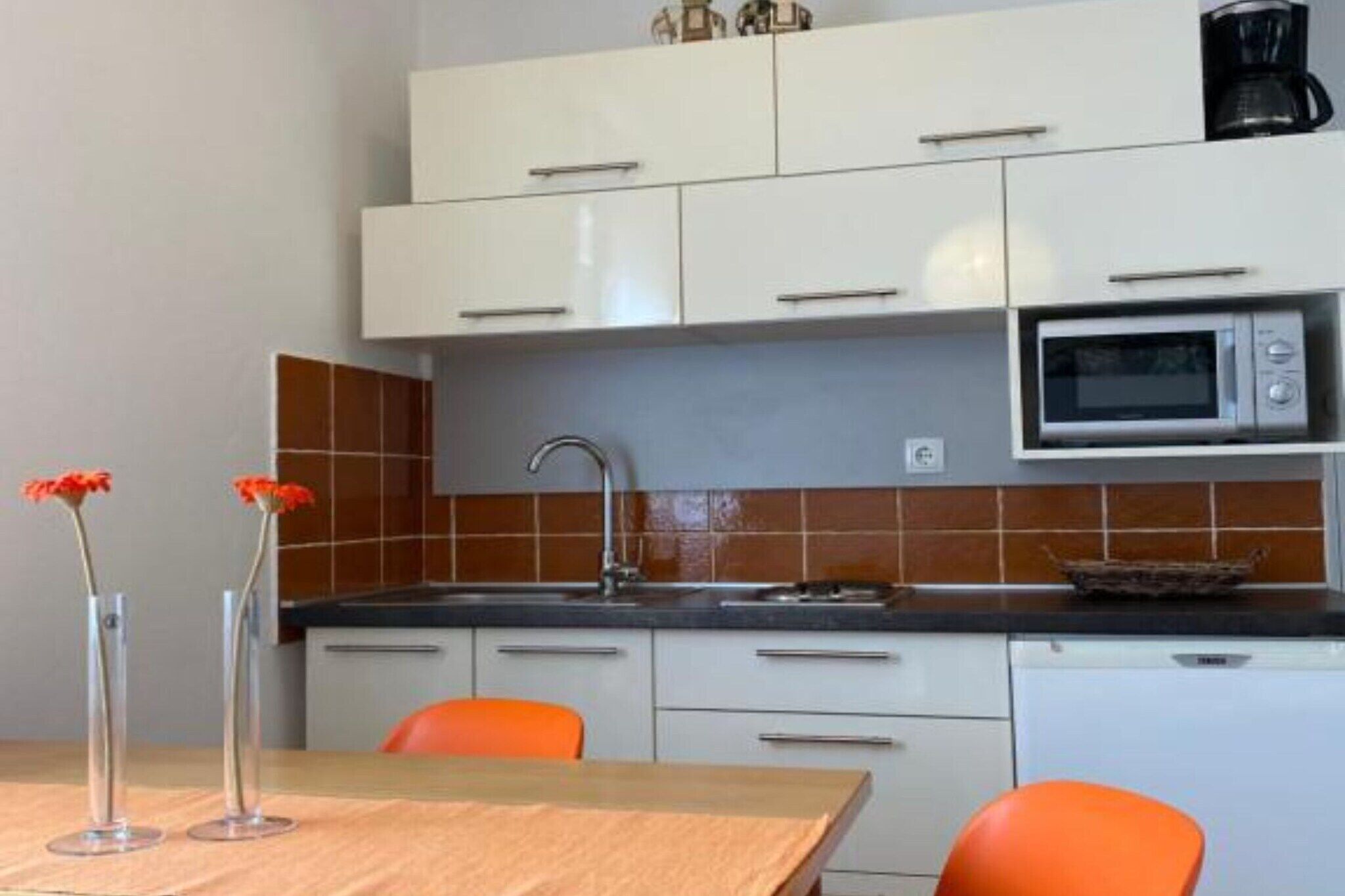 Coffee/tea maker, fridge, microwave, stovetop