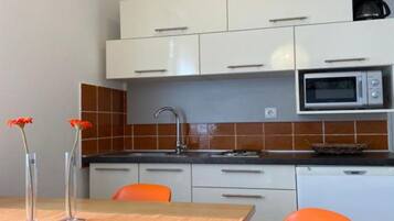 Coffee/tea maker, fridge, microwave, stovetop