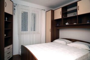 2 bedrooms, iron/ironing board, free WiFi