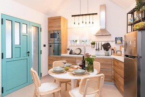 Kjøleskap, mikrobølgeovn, ovn og kokeplater