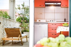 Kühlschrank, Herdplatte, Esstisch