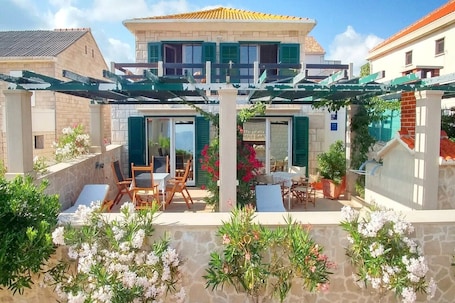 Outdoor dining. Apartments Gracin - Superior One Bedroom Apartment with Terrace (A2)