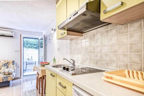 ثلاجة، موقد طهي مسطح، مائدة طعام