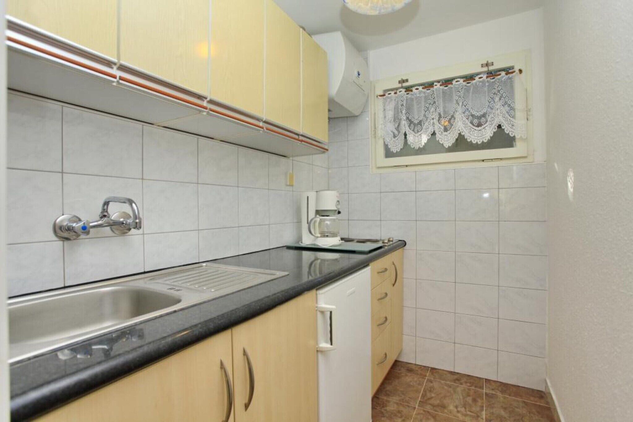Wasserkocher mit Kaffee-/Teezubehör, Kühlschrank, Herdplatte, Esstisch