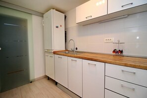 Fridge, oven, stovetop, dining tables - Holiday Home Bili Žal - Two Bedroom Holiday Home with Terrace and Sea View (Unknown)
