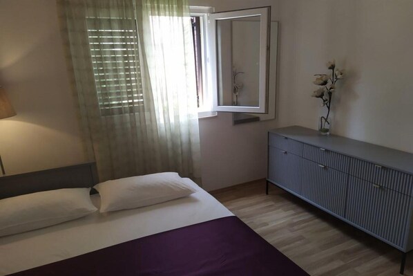 2 عدّة غرف نوم وسرير سفر وواي فاي مجانًا