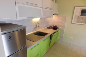 Fridge, microwave, oven, stovetop - Apartments Roščić - Two Bedroom Apartment with Balcony (Podgora)