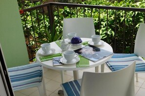 تناول الطعام بالخارج