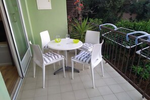 Outdoor dining - Apartments Roščić - Two Bedroom Apartment with Balcony (Podgora)