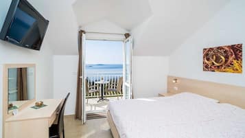 Iron/ironing board, travel cot, free WiFi