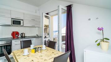 Réfrigérateur, micro-ondes, four, plaque de cuisson