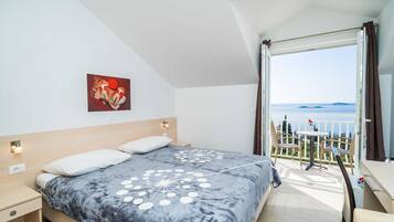 2 bedrooms, iron/ironing board, travel cot, free WiFi