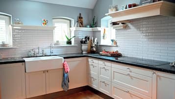 Een koelkast, een magnetron, een kookplaat, een vaatwasser