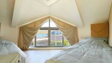 3 slaapkamers, een strijkplank/strijkijzer, reisbedje, gratis wifi