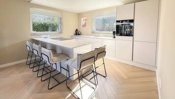 Jääkaappi, mikroaaltouuni, uuni, liesi