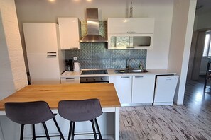 Kühlschrank, Mikrowelle, Ofen, Herdplatte