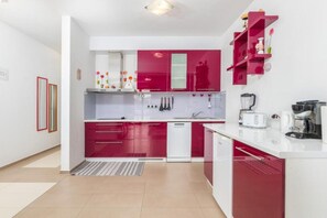 Kühlschrank, Mikrowelle, Herdplatte, Geschirrspüler