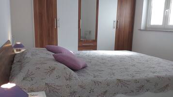 1 bedroom, iron/ironing board, travel cot, free WiFi