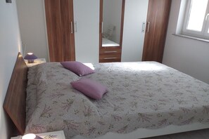 1 chambre, fer et planche à repasser, lit parapluie, Wi-Fi gratuit