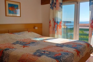 3 quartos, ferros/tábuas de passar roupa, berço de viagem