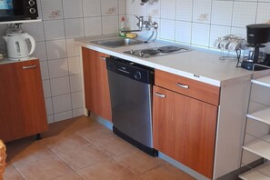 Een koelkast, een microgolfoven, een oven, een kookplaat