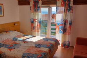 3 slaapkamers, een strijkplank/strijkijzer, reisbedje, gratis wifi