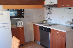 Geladeira, micro-ondas, fogão, cooktop
