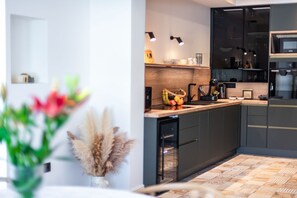 Kühlschrank, Mikrowelle, Ofen, Herdplatte