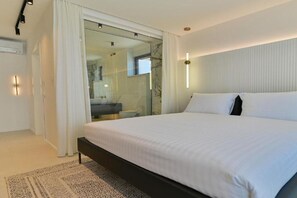 Iron/ironing board, travel crib, free WiFi