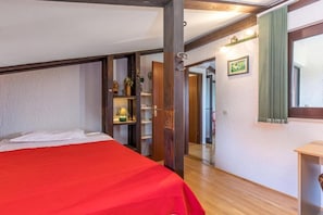 3 bedrooms, iron/ironing board, free WiFi