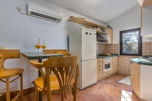 Fridge, oven, stovetop, dishwasher