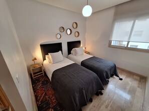 3 slaapkamers, een strijkplank/strijkijzer, gratis wifi, beddengoed