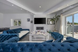 Smart TV, table tennis