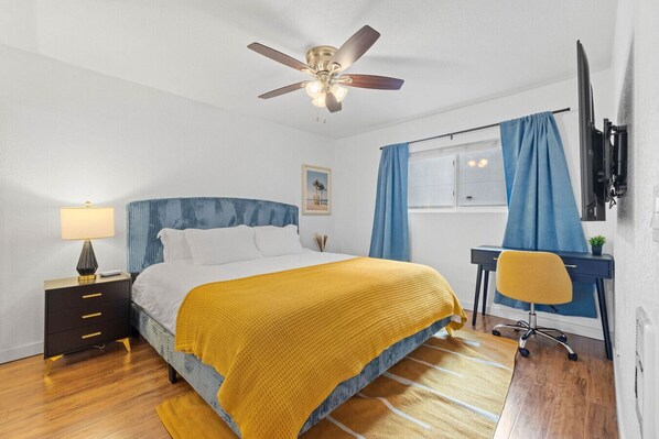2 Schlafzimmer, Schreibtisch, Bügeleisen/Bügelbrett, Reisekinderbett
