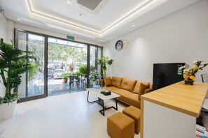 Reception - Madison Urban Stay (Hanoi)