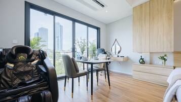 Luxury Apartment, Balcony, City View | Ruang tamu | 55 inci sebuah televisyen pintar dengan digital, Netflix, filem berbayar