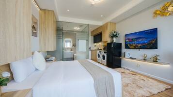 Apartament de luxe, balcó, vistes a la ciutat | Minibar amb articles gratuïts i escriptori