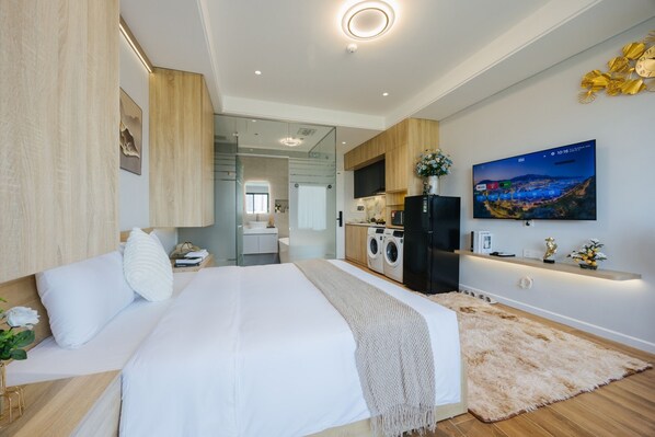 ラグジュアリー アパートメント バルコニー シティビュー | ミニバーのアイテム (無料)、デスク、ノートパソコン用作業スペース、遮光カーテン